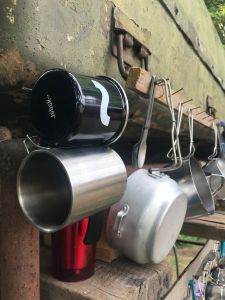 Na ešusobníku vyrostl Jabok - na věšáku ešusů na táboře visí mezi ešusy a hrnečky také černý hrneček s bílým logem Jaboku