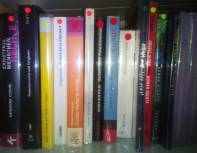 Ukázka anglických a německých knih na regále