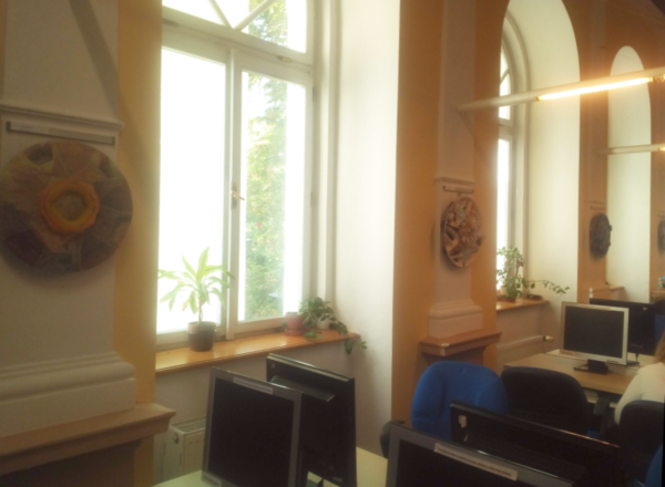 Vystavení exponátů v prostoru mezi okny