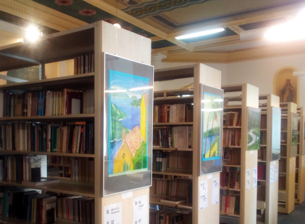 Vystavení exponátů na boční straně regálů