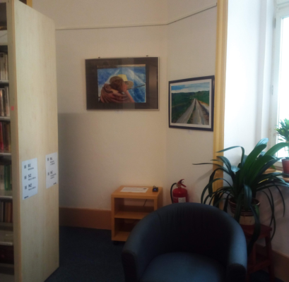 Vystavení exponátů v zadní části knihovny