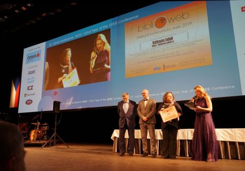 Vedoucí Knihovny Jabok přebírá cenu Biblioweb Vedoucí Knihovny Jabok přebírá cenu Biblioweb