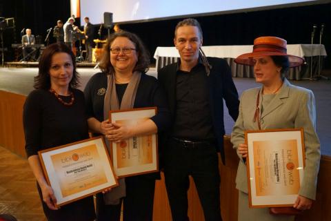 Vítězům jednotlivých kategorií soutěže Biblioweb přišel blahopřát předseda Pirátské strany Ivan Bartoš (zleva zástupkyně MK Valašské Meziříčí, Knihovny Jabok a MK Ústí nad Orlicí) Vítězům jednotlivých kategorií soutěže Biblioweb přišel blahopřát předseda Pirátské strany Ivan Bartoš (zleva zástupkyně MK Valašské Meziříčí, Knihovny Jabok a MK Ústí nad Orlicí)