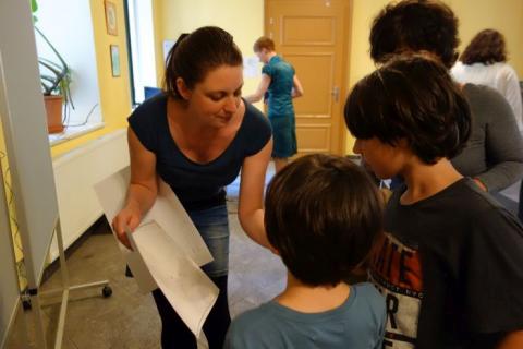 Při výtvarném workshopu s dětmi Při výtvarném workshopu s dětmi