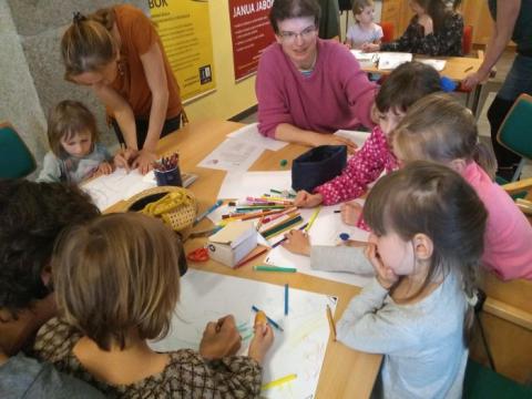 Děti vytvářejí ilustrace k biblickým příběhům Děti vytvářejí ilustrace k biblickým příběhům