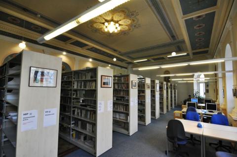 Pohled na knihovnu od výpůjčního pultu (tak to vidí knihovník) Pohled na knihovnu od výpůjčního pultu (tak to vidí knihovník)